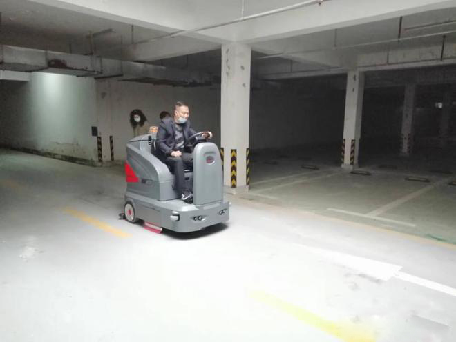 庆阳小区物业保洁不用人力改用驾驶式洗地机了